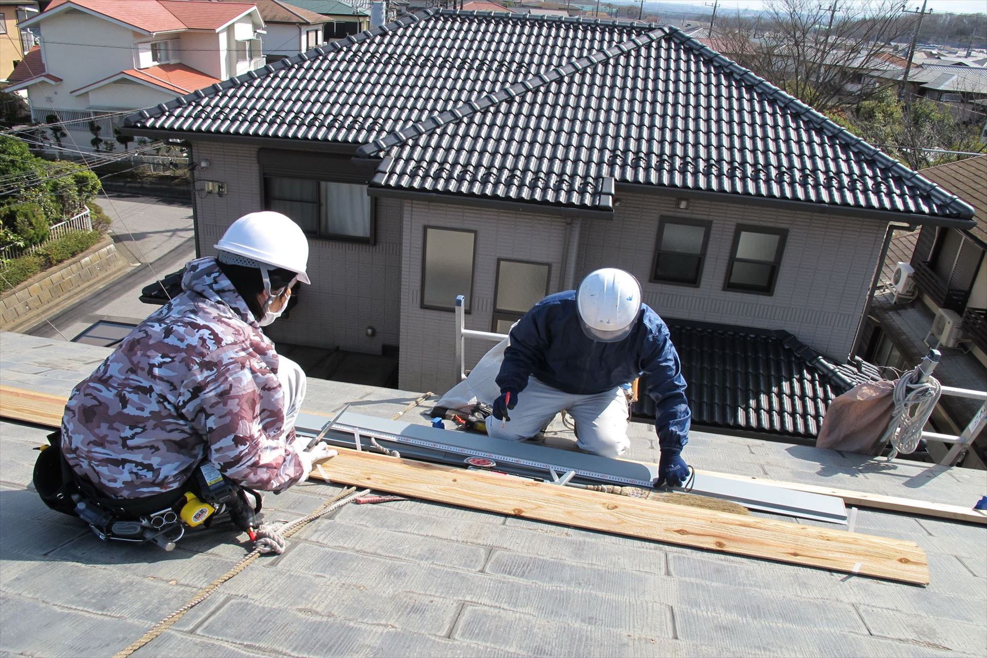 屋根の板金工事を進めるスタッフたち_R